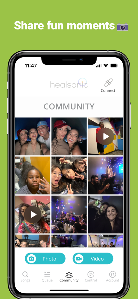 The community screen of the healsonic app showing a grid of photos and videos shared by karaoke users.