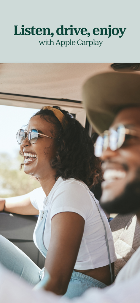 Kobo Books & Audiobooks - Una donna felice che guida un'auto mentre utilizza gli audiolibri Kobo tramite Apple CarPlay