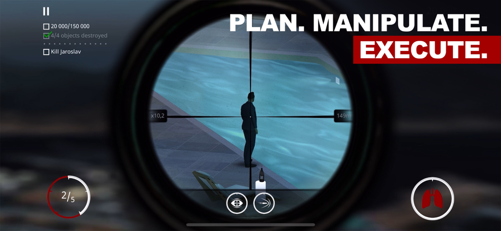 Hitman Sniper - Ego-Perspektive mit einem Sniper-Visier, das auf einen Mann in der Nähe eines Pools in Hitman Sniper zielt
