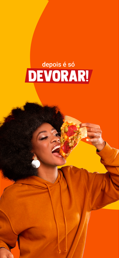 Delivery Much: Pedir Comida - 明るいオレンジ色の背景で、ペパロニピザのスライスを幸せそうに食べている、アフロヘアの若い女性。