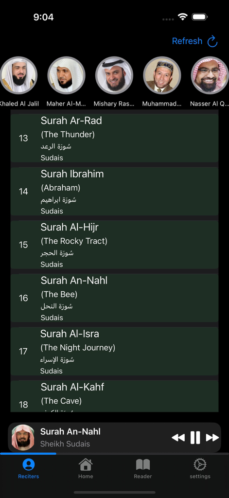 Oberfläche der Al Quran Majeed App mit einer Liste von Suren und mehreren berühmten Koranrezitatoren mit einer aktiven Audio-Wiedergabeleiste