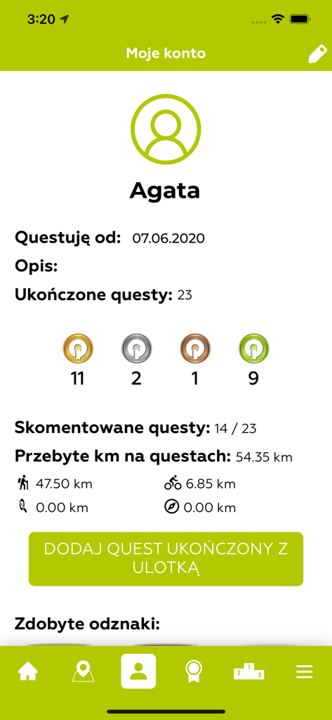 QUESTY - Wyprawy Odkrywców - Bildschirm des Questy-App-Benutzerprofils, der abgeschlossene Quest-Erfolgsabzeichen und die zurückgelegte Gesamtstrecke anzeigt.