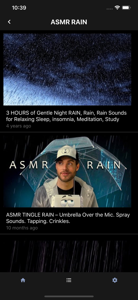Interfaz de la aplicación ASMR Sound que muestra una lista de reproducción de pistas de relajación con temática de lluvia.