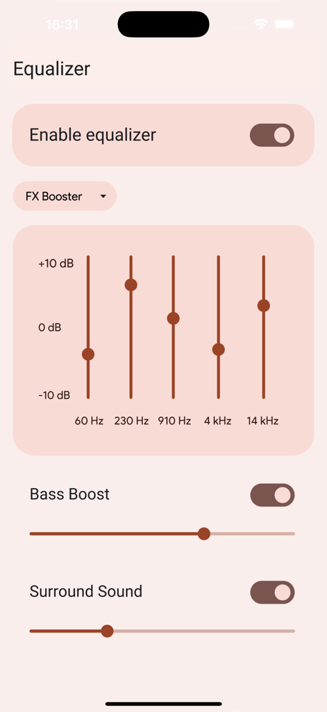 モバイルアプリ画面、5バンドイコライザーと、ベースブーストおよびサラウンドサウンドの追加コントロールが表示されています