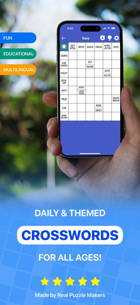 Daily Crossword Puzzles - EN - Una mano tiene uno smartphone che mostra un'interfaccia di gioco di cruciverba giornalieri con etichette educative e multilingue.