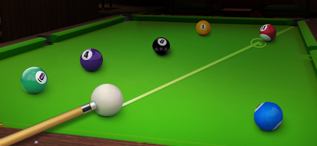 8 Pool Clash - Primer plano de un taco de billar apuntando a la bola blanca sobre una mesa verde en 8 Pool Clash
