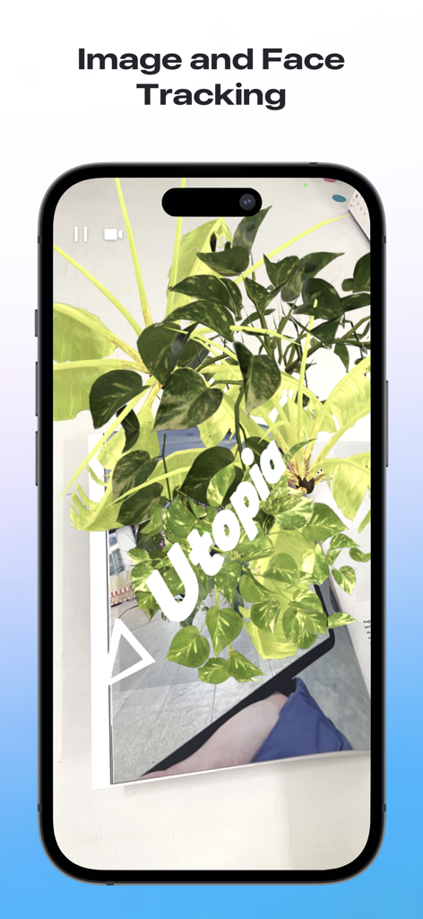 Scenery – Spatial Experiences - Pantalla de iPhone mostrando la aplicación Scenery con una planta AR superpuesta a una imagen física utilizando tecnología de seguimiento de imágenes.