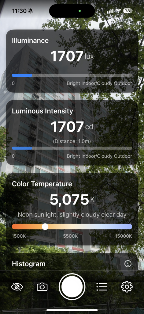 Light Scope - Lux Meter - スマートフォン画面にLight Scopeアプリが表示され、照度、光度、色温度を測定しています。