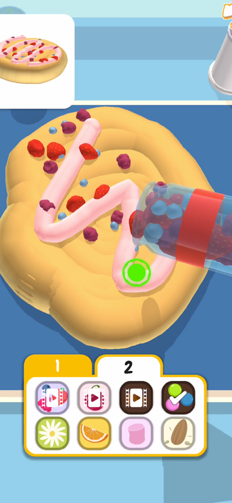 Bake it - Un joueur décorant une pâtisserie avec un glaçage rose et des baies dans le jeu mobile Bake it.