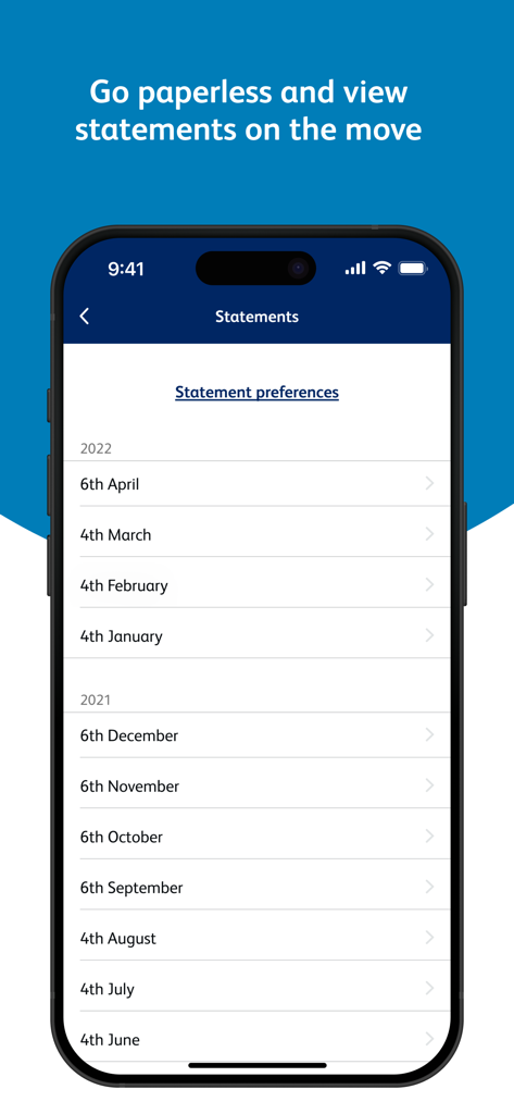 Um telefone móvel exibindo a tela de extratos do aplicativo Co-operative Bank com uma lista de extratos bancários anteriores organizados por mês e ano.