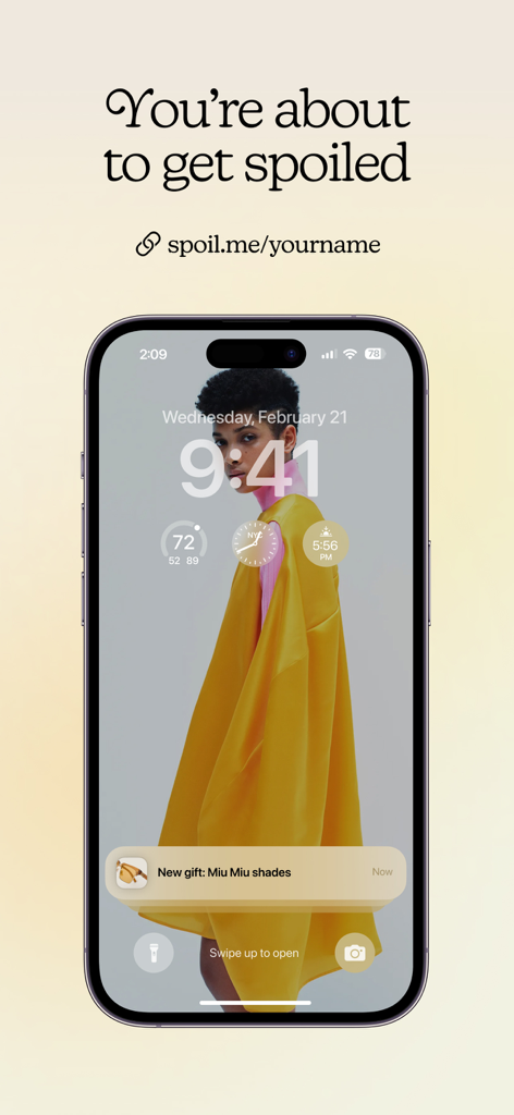 SpoilMe - Make a Wishlist - La pantalla de bloqueo de un iPhone que muestra una notificación de regalo de gafas Miu Miu de la aplicación SpoilMe.
