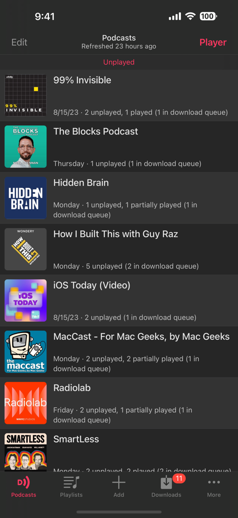 Screenshot della libreria dell'app Downcast che mostra varie sottoscrizioni podcast e stati degli episodi non ascoltati.