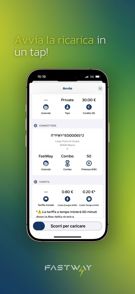 Interfaccia dell'app mobile FastWay che mostra le informazioni della stazione di ricarica e un'azione di scorrimento per caricare.