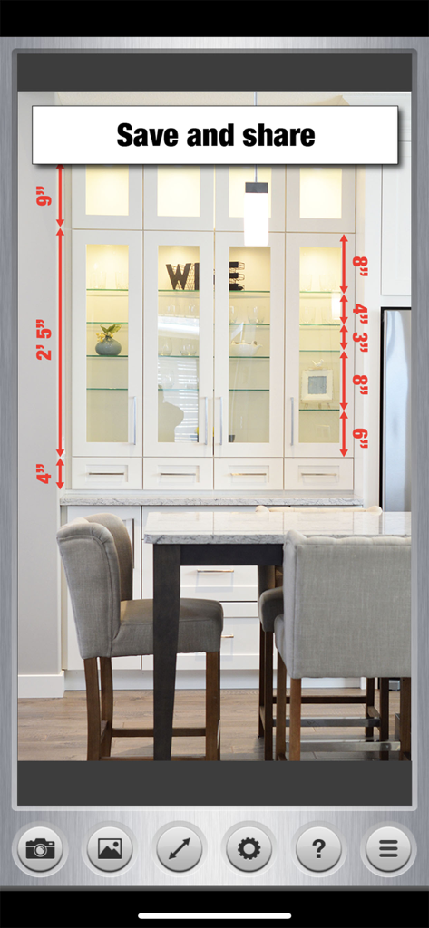 Foto de armário de cozinha anotada com setas de dimensão vermelhas e uma faixa dizendo Salvar e compartilhar