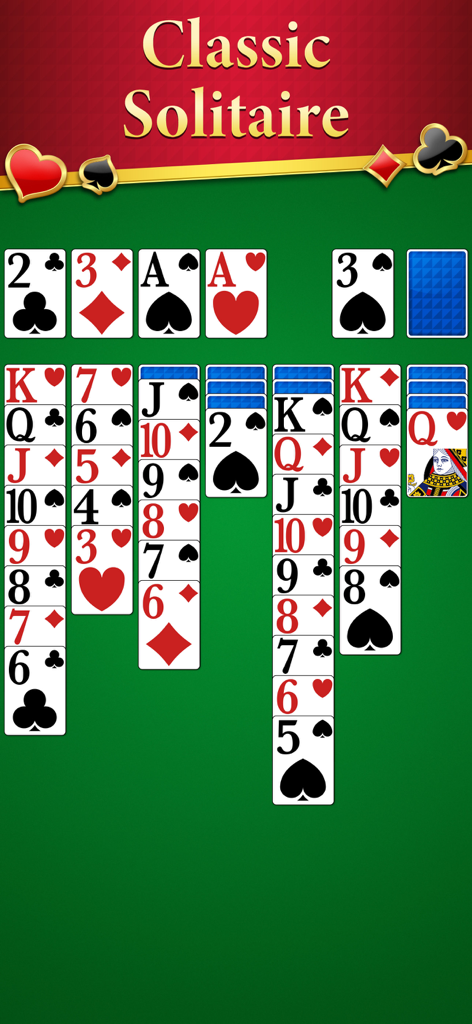 Diseño del juego de Solitario Clásico con cartas grandes y fáciles de leer sobre un fondo de fieltro verde