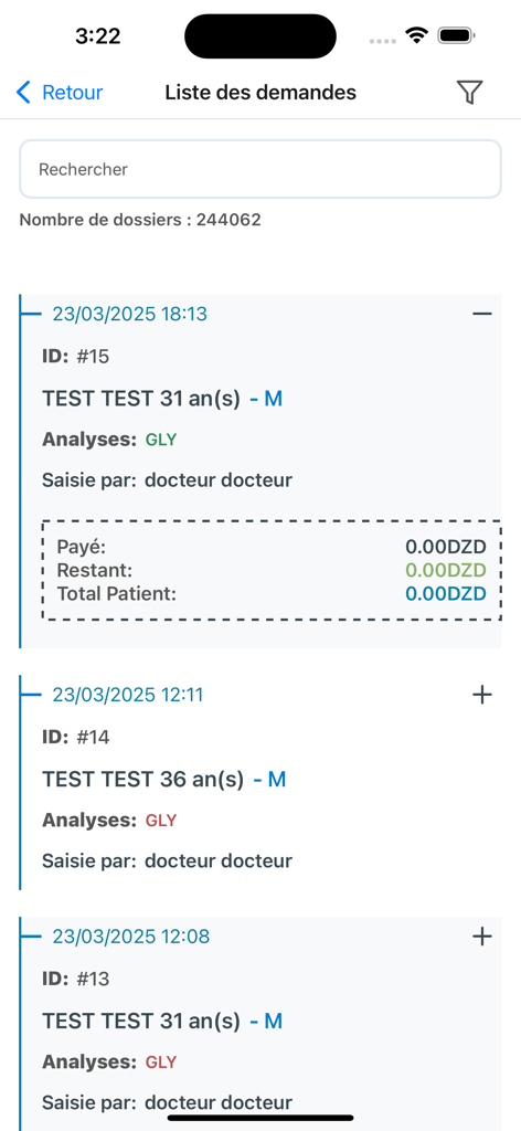 Lista de solicitações de testes de laboratório médico no aplicativo SMART BM mostrando dados do paciente e status da análise
