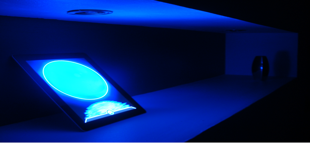 Um iPad usando o aplicativo Mood Colors para criar iluminação ambiente azul vibrante em uma prateleira escura.