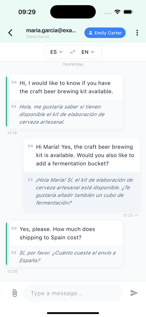 Interfaz de Chataptor Mobile mostrando una conversación de servicio al cliente en tiempo real con traducción automática entre inglés y español.