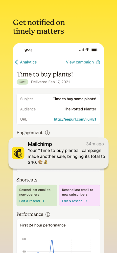 Interfaz de la app móvil de Mailchimp mostrando una notificación de ventas de campaña y analíticas de rendimiento sobre un fondo amarillo.