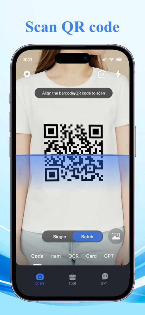 Interfaz de la aplicación ScanWallet escaneando un código QR impreso en una camiseta blanca