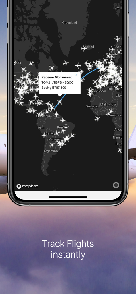 Flight Tracker App - Pantalla de smartphone que muestra un mapa de radar de vuelos global con íconos de aviones en tiempo real y detalles de vuelo