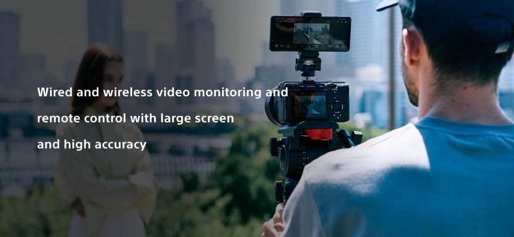 Un filmmaker professionista utilizza uno smartphone come monitor esterno con l'app Sony Monitor and Control