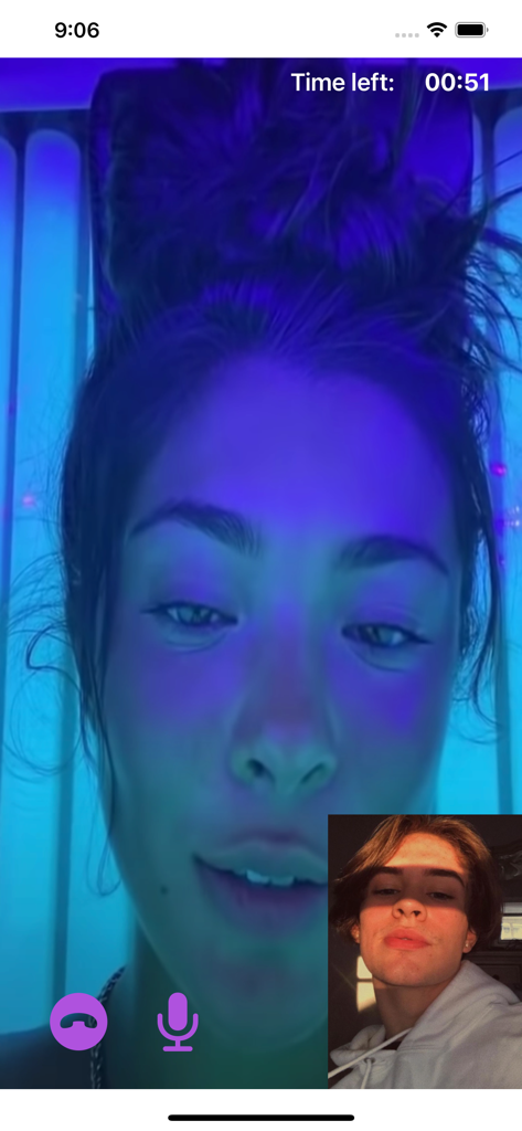 Cuff: Video Chat, Make Friends - Dos personas en un chat de video en vivo en la aplicación Cuff con un temporizador de cuenta regresiva de dos minutos.