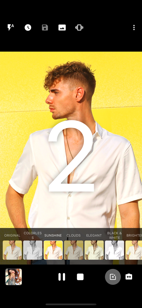 selfer - timer camera - Interface of the selfer app showing a man posing for a photo during a 2-second countdown with various photo filters available below