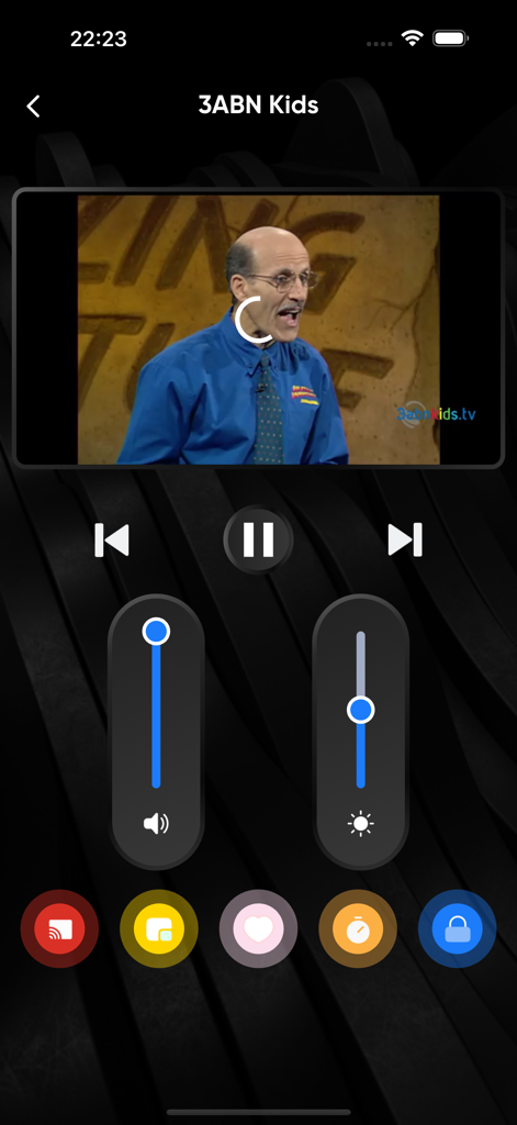 IPTV Player Pro - Smart TV - IPTV Player Pro-Oberfläche, die Videowiedergabe mit Lautstärke- und Helligkeitsreglern zeigt.