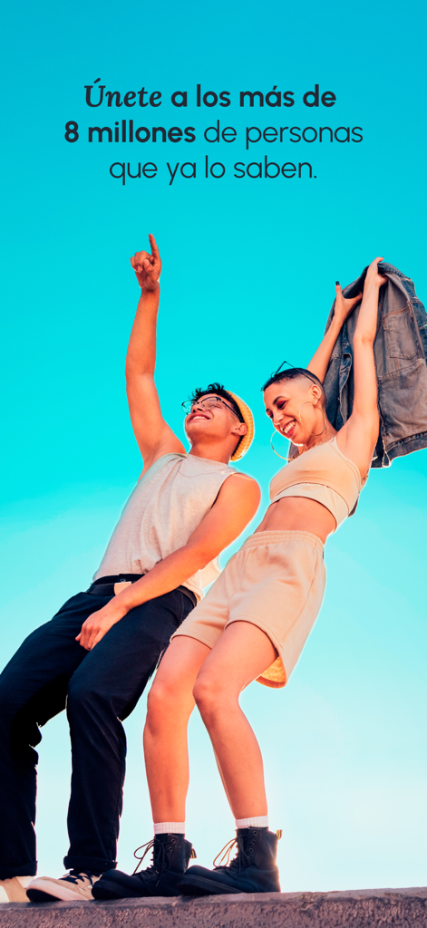 GoTrendier Compra y vende moda - 青空の下で微笑む2人のファッショナブルな若者と、800万人以上のコミュニティへの参加を呼びかけるスペイン語のテキスト
