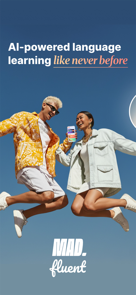 Due giovani adulti che saltano davanti a un cielo blu tenendo un telefono che mostra l'interfaccia dell'app Mad Fluent.