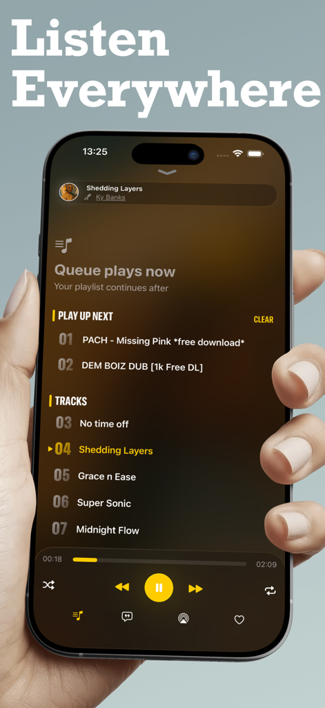 Vibely 음악 플레이어 대기열과 우아한 사용자 인터페이스를 보여주는 스마트폰을 들고 있는 손