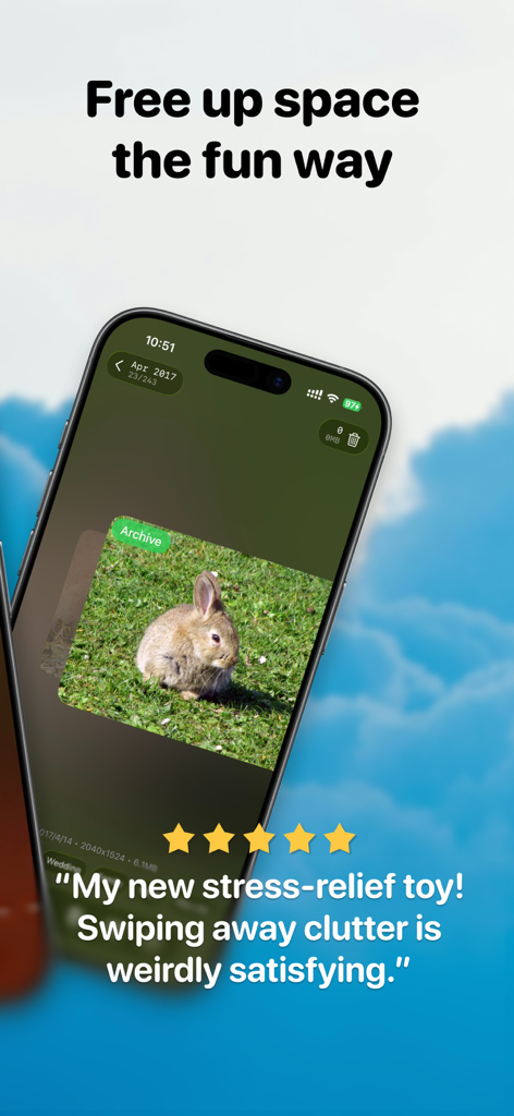 저장 공간을 확보하기 위해 사진을 스와이프하고 보관하는 제스처 기반 인터페이스를 보여주는 ByePhotos 앱 스크린샷