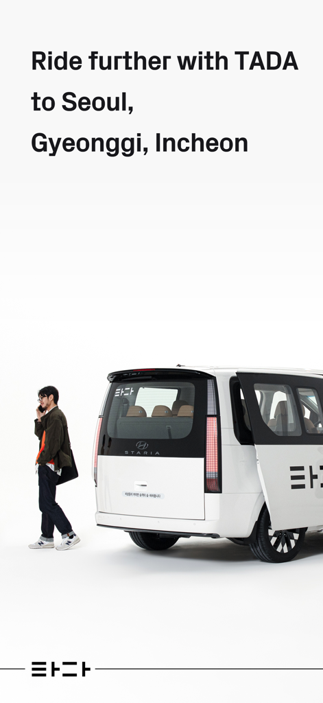 Ein weißer, geräumiger TADA NEXT Transporter für Taxi-Services in Seoul, Gyeonggi und Incheon, mit einem Mann, der darauf zugeht.