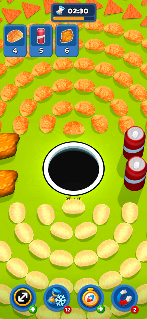 Black Hole - Eat Everything - Gameplay di Black Hole Eat Everything in cui una buca nera sta ingoiando patatine e lattine di soda su uno sfondo verde