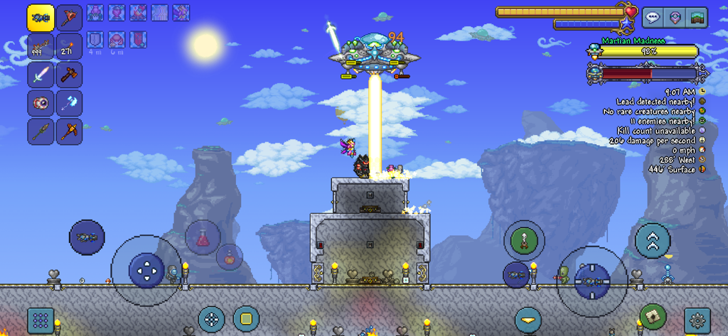 Juego móvil de Terraria que muestra a un jugador luchando contra un jefe Platillo Marciano durante el evento Locura Marciana.