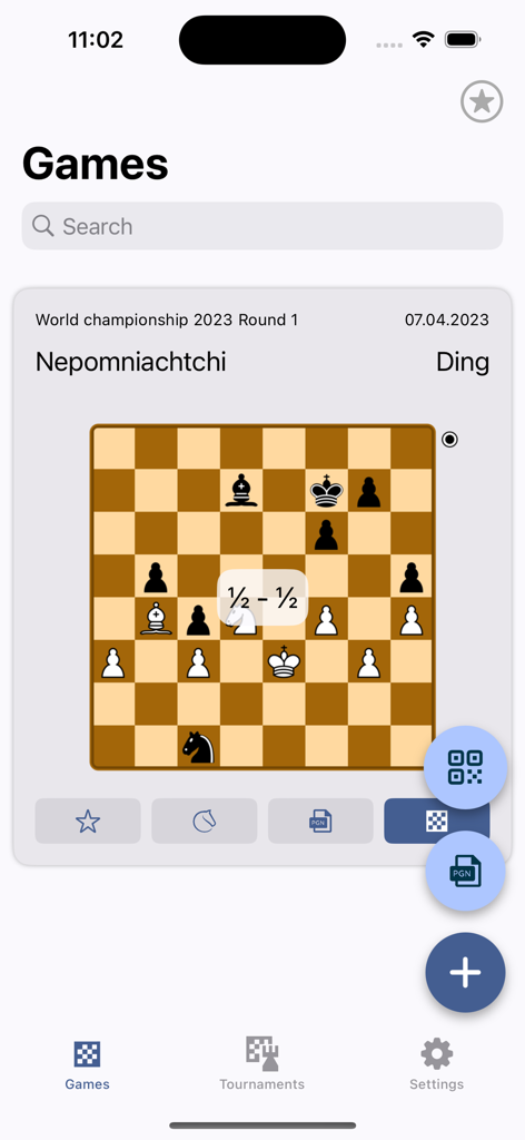 체스 스캐너 앱에서 플레이어 이름과 보드 표시가 있는 디지털화된 체스 게임을 보여주는 모바일 앱 화면