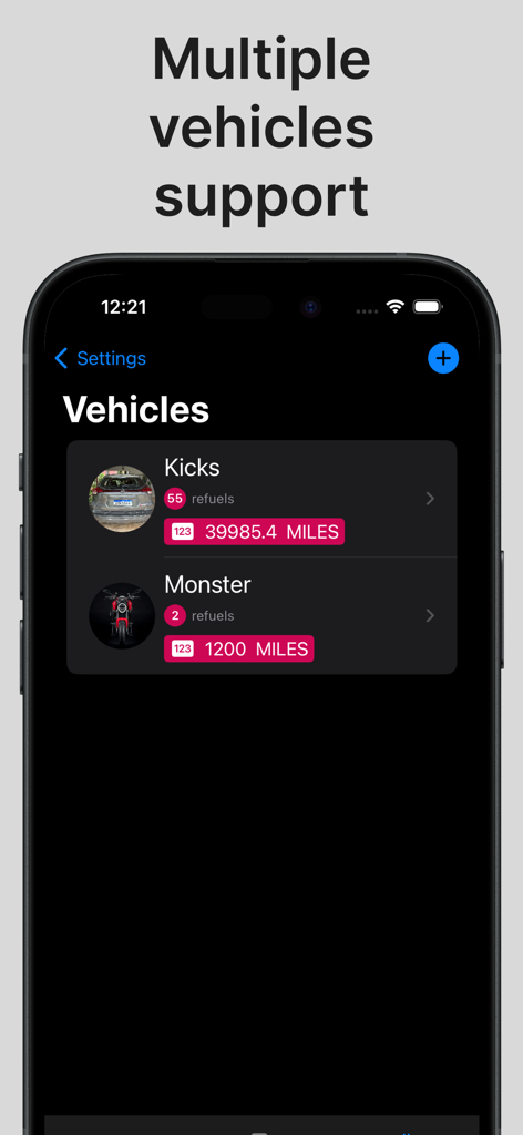 Fuel Tracker - Gas & Mileage - Una captura de pantalla de la aplicación Fuel Tracker que muestra una lista de vehículos gestionados, incluido un coche llamado Kicks y una motocicleta llamada Monster con sus respectivos kilometrajes y recuentos de repostaje.