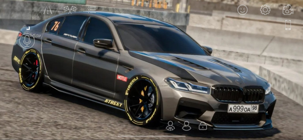 Car Parking Multiplayer 2 - Um sedã esportivo cinza personalizado com decalques de corrida e rodas ajustadas no Car Parking Multiplayer 2