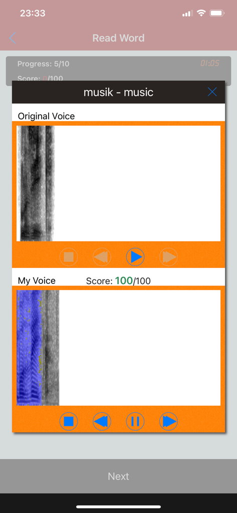 Interfaz de la aplicación de aprendizaje de alemán que muestra una comparación de huella vocal entre una voz original y una grabación de usuario con una puntuación de IA de 100 para la palabra Musik.