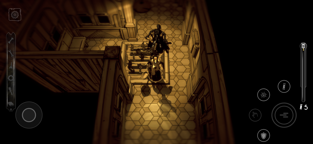 Bendy: Lone Wolf - Draufsicht von Boris dem Wolf, der einer Tinten-Kreatur in einem sepiafarbenen Studio-Korridor gegenübersteht.