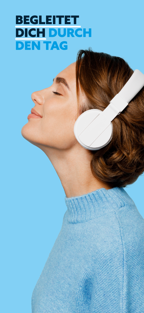 Eine Frau mit Kopfhörern, die lächelt, während sie regionale Nachrichten in der shz HOERBAR App hört