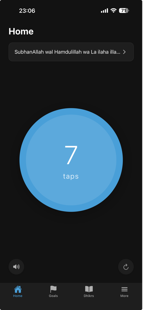Dhikr - Tasbeeh & Adhkar - Interfaz de pantalla de inicio de la aplicación Dhikr que presenta un gran contador digital de tasbeeh circular azul en un fondo oscuro que muestra siete toques registrados