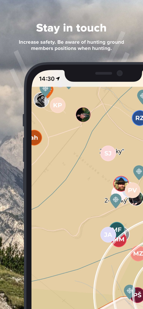 Hunterra: map&book your hunts - Hunterra app screen showing real-time location tracking of hunting team members on a map