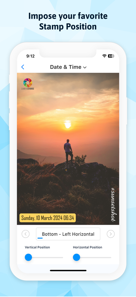 Un'interfaccia di app mobile che mostra una foto di tramonto con posizioni di timbro data e ora personalizzabili utilizzando cursori e preset di posizione.