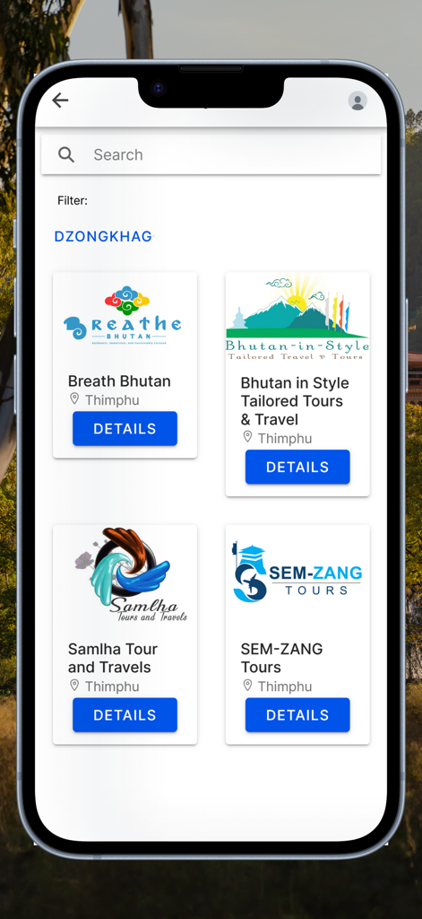 ブータン観光アプリのモバイル画面。ティンプーの地元のツアーオペレーターの検索可能なリストが表示されています。
