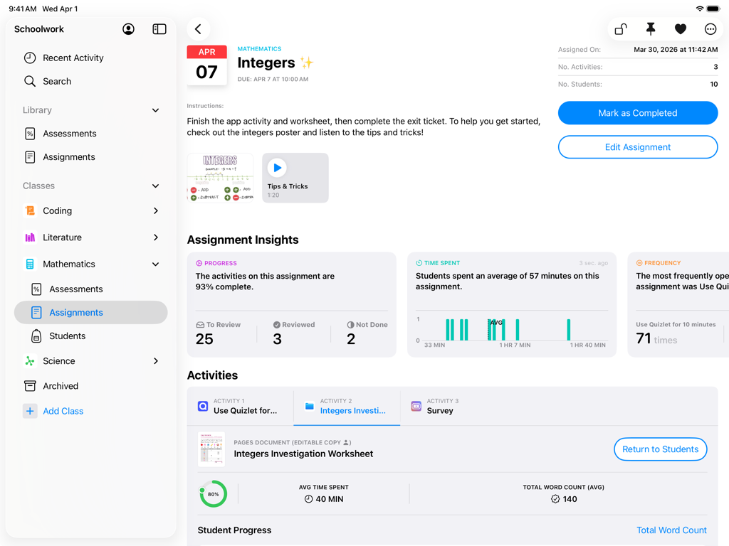 Schoolwork - iPad上のApple Schoolworkアプリのインターフェース。数学の課題の洞察と生徒の進捗状況の追跡を表示。