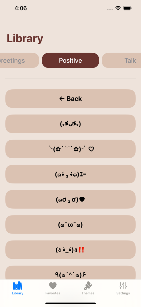 ŌωOmoji - Kaomoji Keyboard - Uno schermo della libreria dell'app ŌωOmoji che mostra un elenco di kaomoji positivi carini con un'estetica beige tenue
