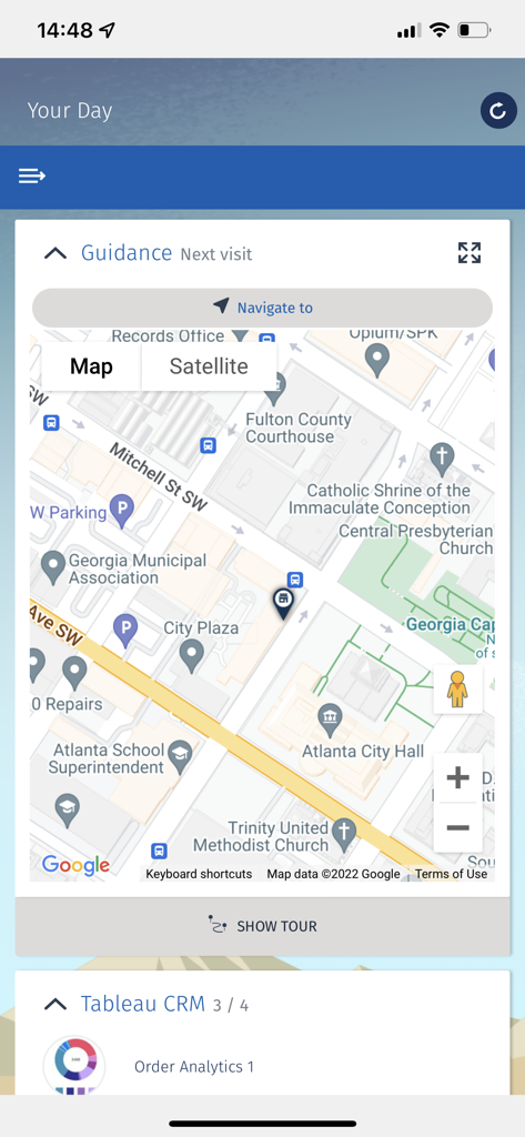 Consumer Goods Cloud - Interface do aplicativo Consumer Goods Cloud exibindo um mapa para navegação de rota de vendas de campo e orientação de visitas.