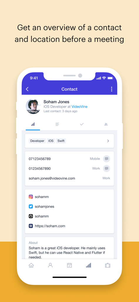 Página de perfil de contacto de la aplicación móvil Capsule CRM con cargo, número de teléfono, correo electrónico y enlaces a redes sociales.